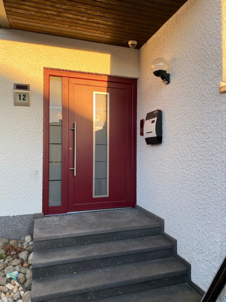 Referenz: Haustüre in rot mit Glaselementen